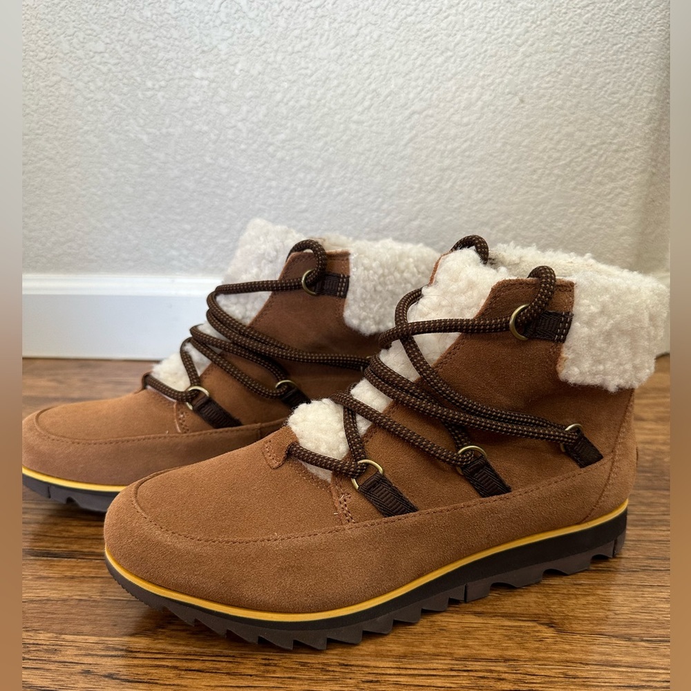 Sorel Women’s boots. Excellent condition, size 8.5.